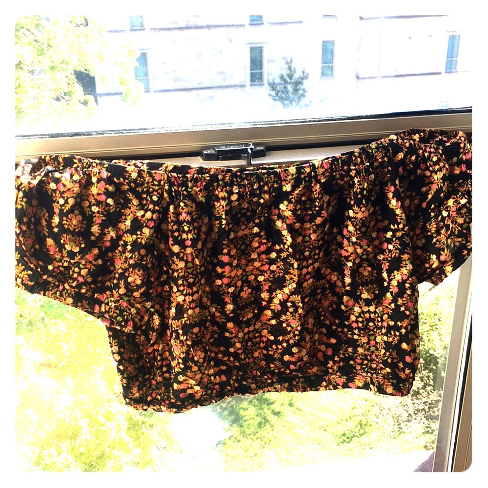 Off-shoulder black design crop top